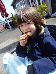 Max eating fried cod at the terrace of the Bru 17 restaurant