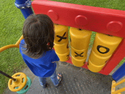 Max playing tic-tac-toe at the playground of the Kreek op Aquadelta holiday park