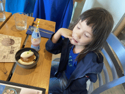 Max with ice cream at the Bru 17 restaurant