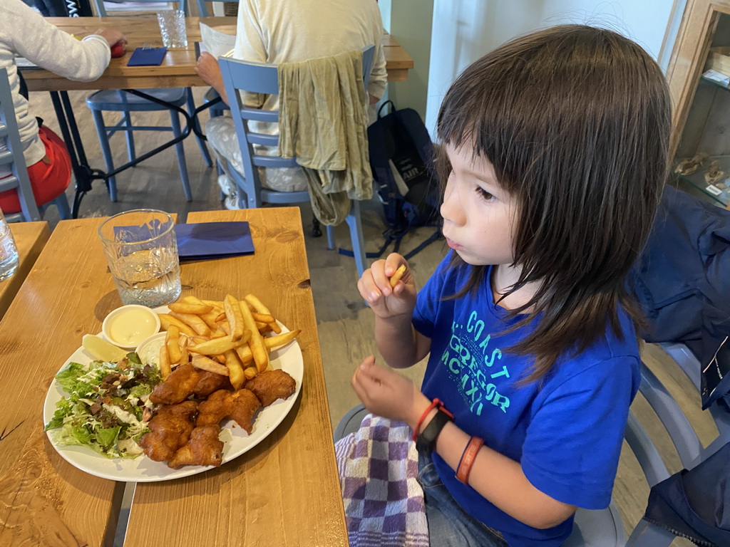 Max having kibbeling at the Bru 17 restaurant