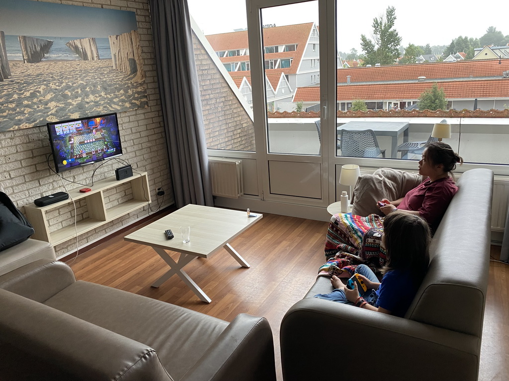 Miaomiao and Max playing Overcooked in the living room at the upper floor of our apartment at Holiday Park AquaDelta