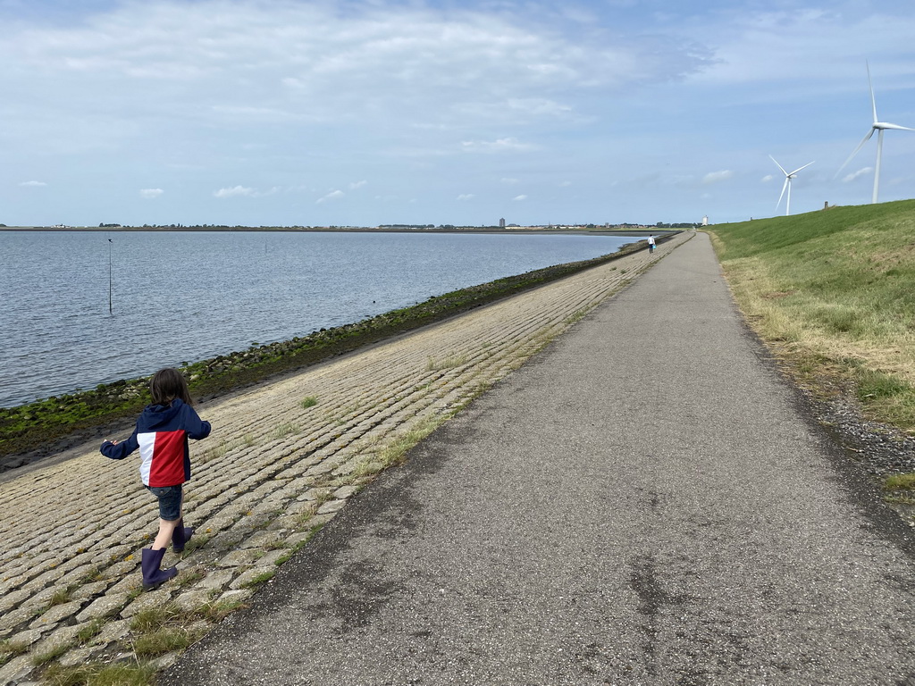 Miaomiao and Max at the beach at the Duikplaats Noordbout at Zierikzee