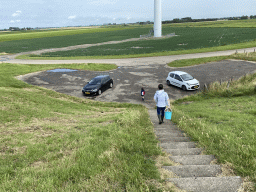 Miaomiao and Max walking to the parking lot at the Duikplaats Noordbout