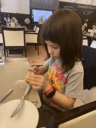 Max eating bread at the Brasserie De Cleenne Mossel restaurant