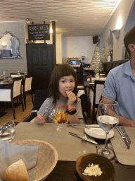 Max eating bread at the Brasserie De Cleenne Mossel restaurant