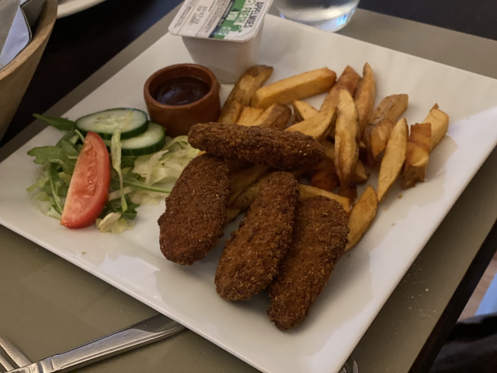 Chicken and fries at the Brasserie De Cleenne Mossel restaurant