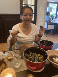 Miaomiao eating mussels at the Brasserie De Cleenne Mossel restaurant