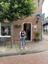 Miaomiao and Max in front of the Brasserie De Cleenne Mossel restaurant at the Oudestraat street