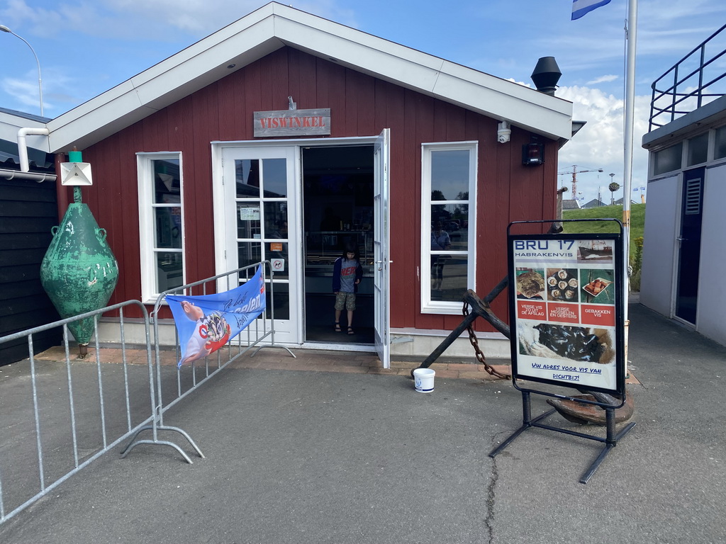 Max at the front of the Bru 17 store at the Havenkade street