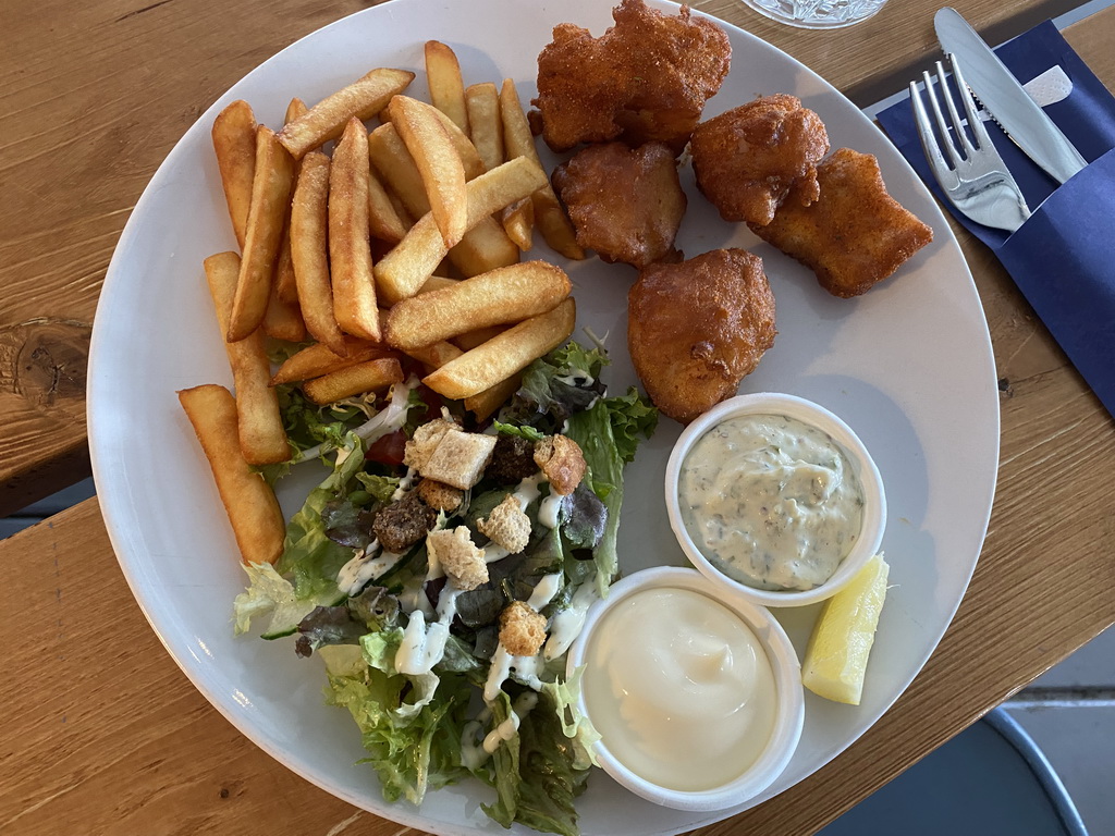 Fried cod with fries and salad at the Bru 17 restaurant