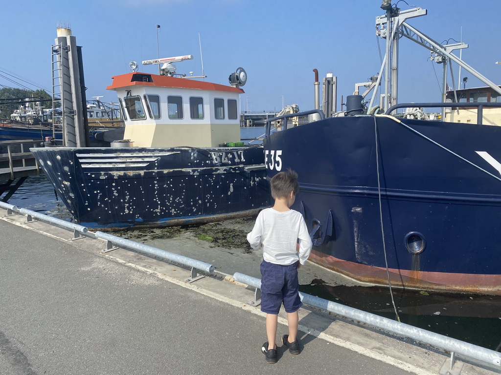 Max with boats at the Harbour of Bruinisse