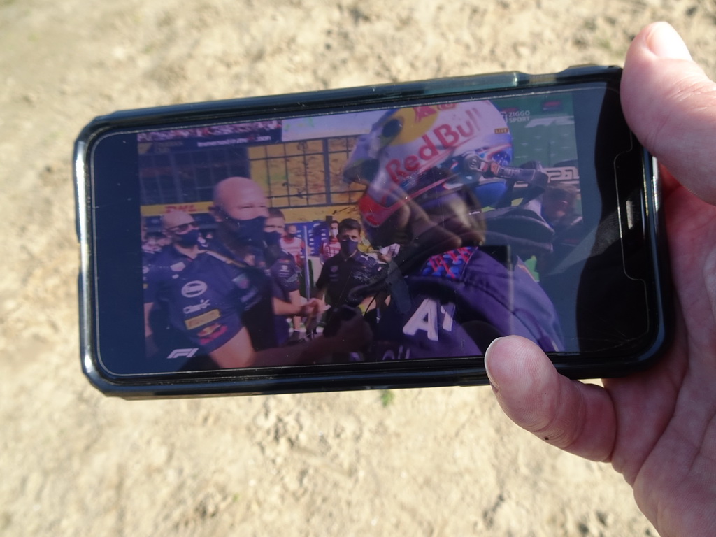 Tim`s iPhone with the qualification of the Formula 1 Grand Prix of the Netherlands 2021, on a beach at the north side of the Grevelingendam