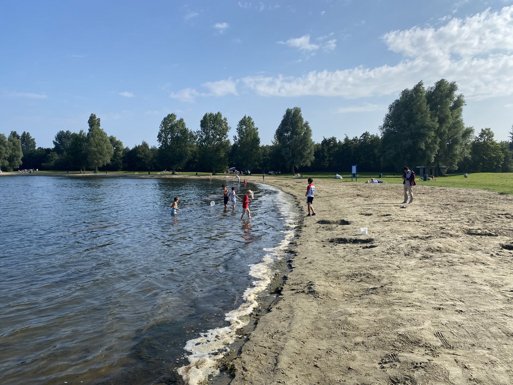 Max and his friends catching jellyfish and crabs on a beach at the north side of the Grevelingendam