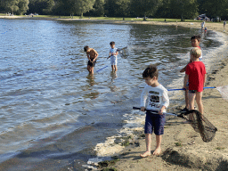 Max and his friends catching jellyfish and crabs on a beach at the north side of the Grevelingendam