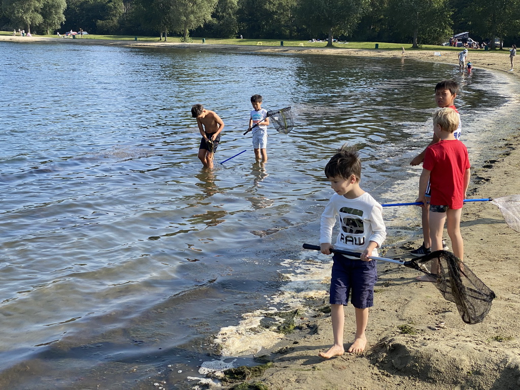 Max and his friends catching jellyfish and crabs on a beach at the north side of the Grevelingendam