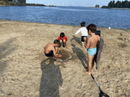 Max and his friends catching jellyfish and crabs on a beach at the north side of the Grevelingendam