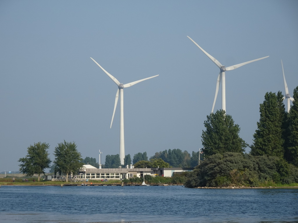 Windmills and the PUURR by Rich restaurant at the north side of the Grevelingendam