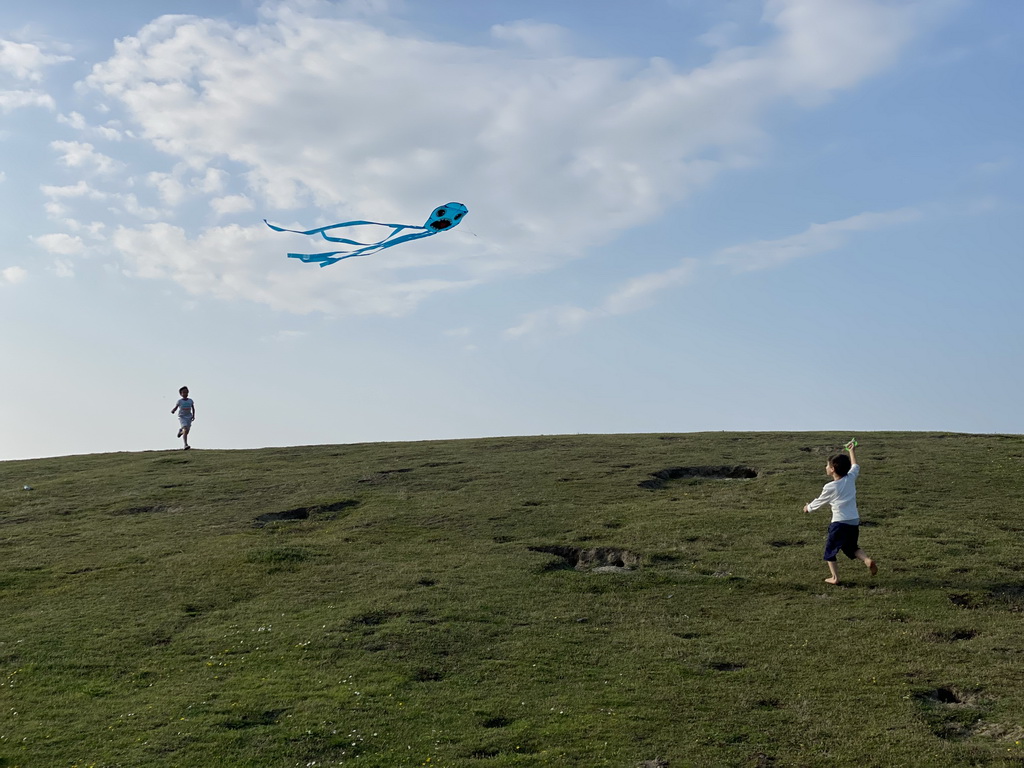 Max and his friend flying a kite on a hill at the north side of the Grevelingendam