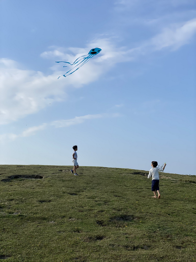 Max and his friend flying a kite on a hill at the north side of the Grevelingendam
