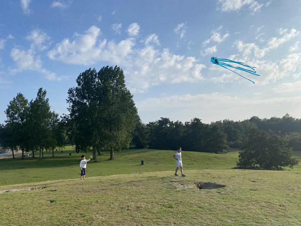 Max and his friend flying a kite on a hill at the north side of the Grevelingendam