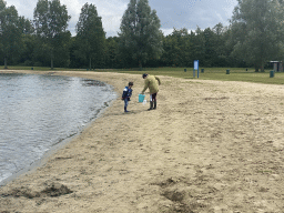 Miaomiao and Max catching crabs on a beach at the north side of the Grevelingendam