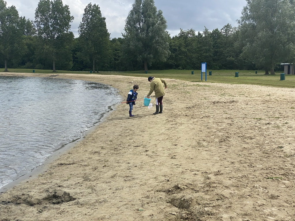 Miaomiao and Max catching crabs on a beach at the north side of the Grevelingendam