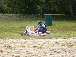 Max eating chips on a beach at the north side of the Grevelingendam