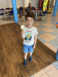 Max with an ice cream at the snack bar of Holiday Park AquaDelta