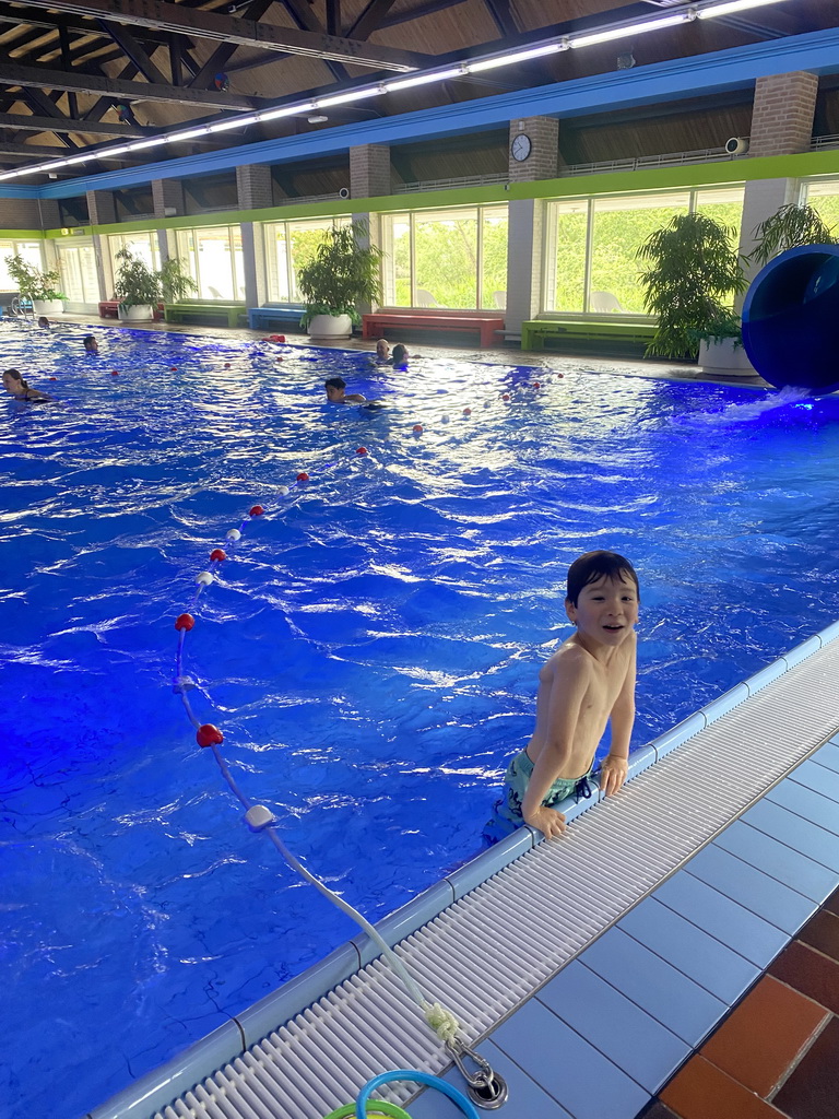 Max at the large pool at the swimming pool at Holiday Park AquaDelta