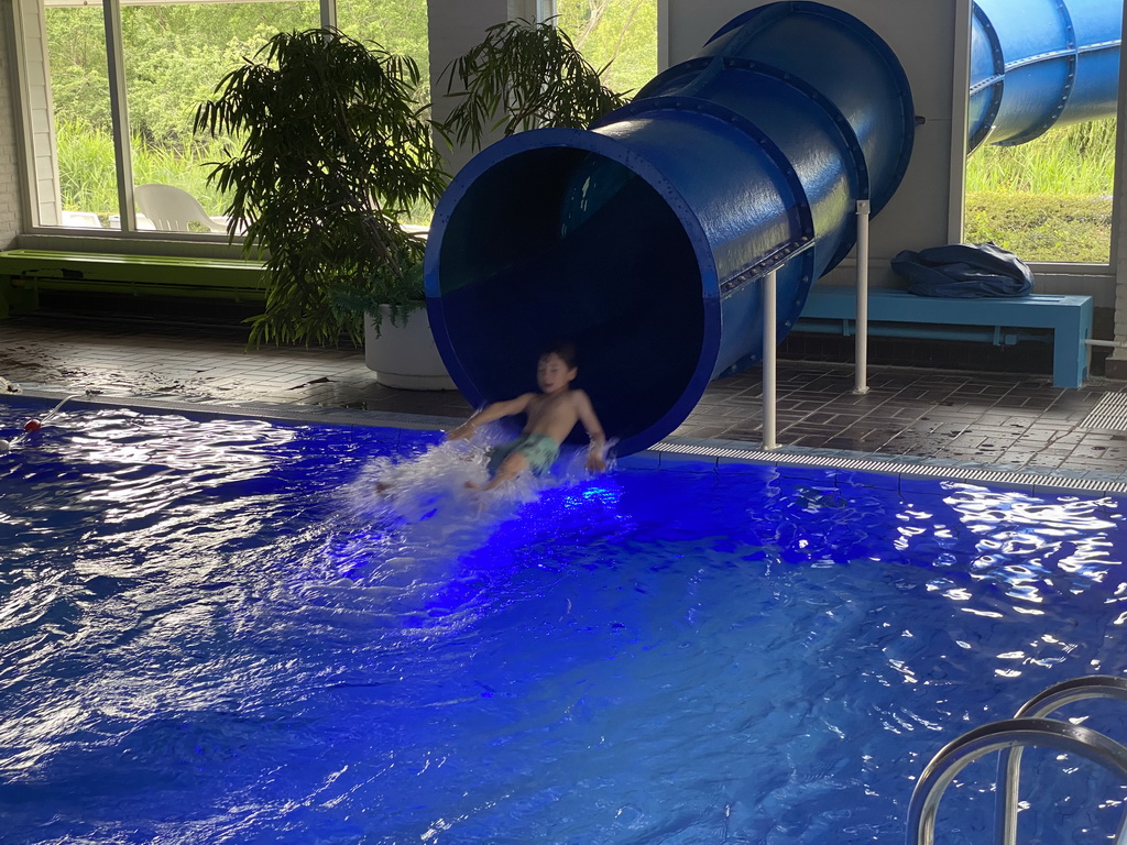 Max on the slide at the large pool at the swimming pool at Holiday Park AquaDelta