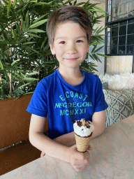 Max with an ice cream at Restaurant Grevelingen at the south side of the Grevelingendam