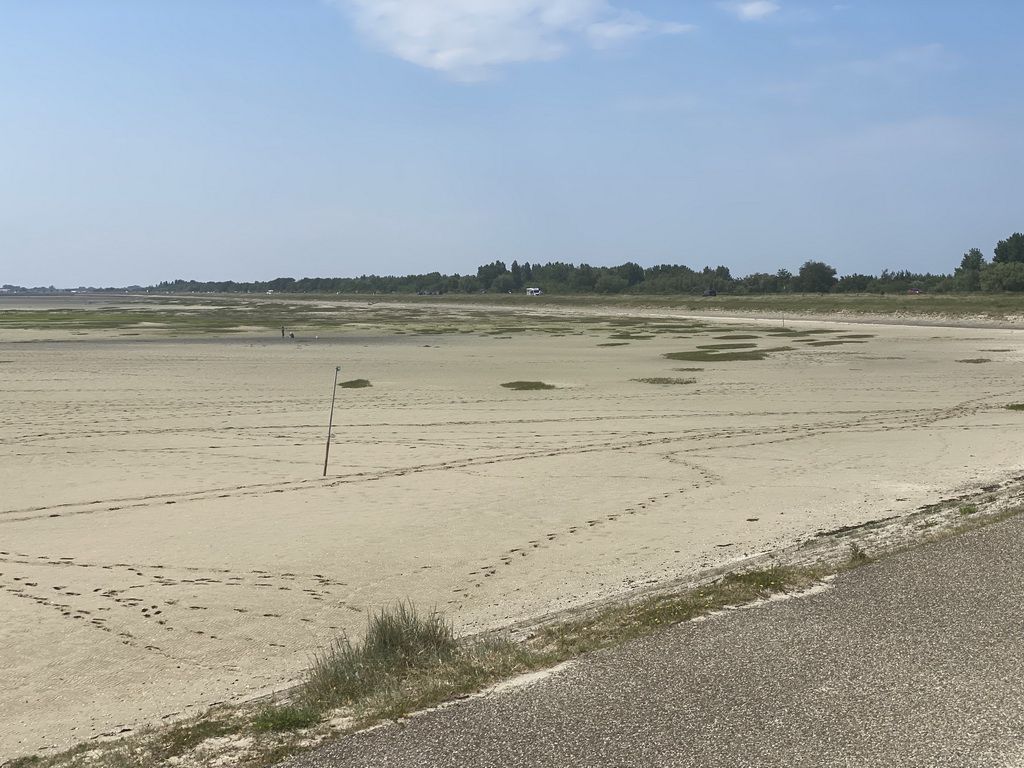 The beach at the southeast side of the Grevelingendam, viewed from the playground of Restaurant Grevelingen