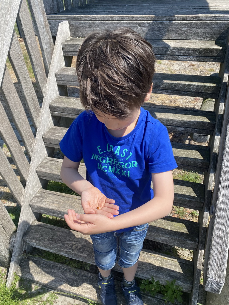 Max with a ladybug at the playground of Restaurant Grevelingen at the south side of the Grevelingendam