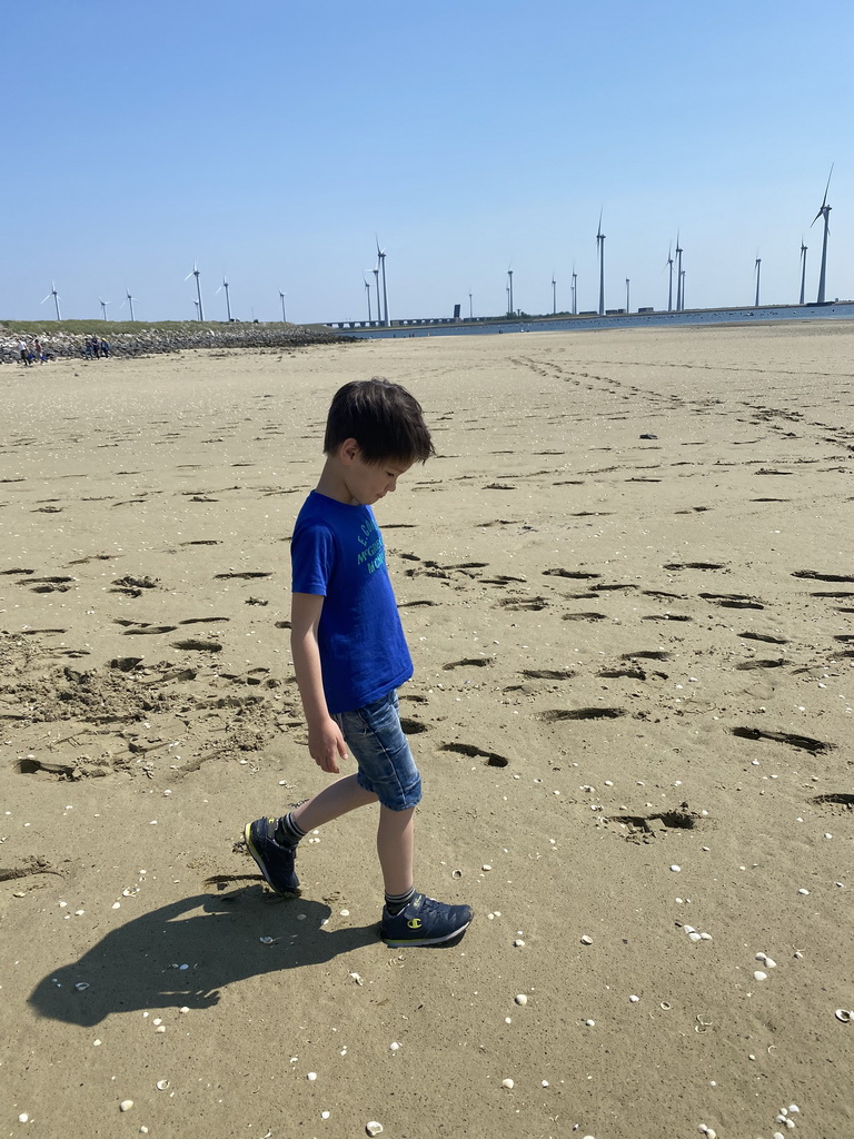 Max looking for seashells at the beach at the south side of the Grevelingendam