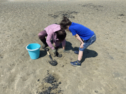 Miaomiao and Max looking for seashells at the beach at the south side of the Grevelingendam