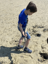Max looking for seashells at the beach at the south side of the Grevelingendam