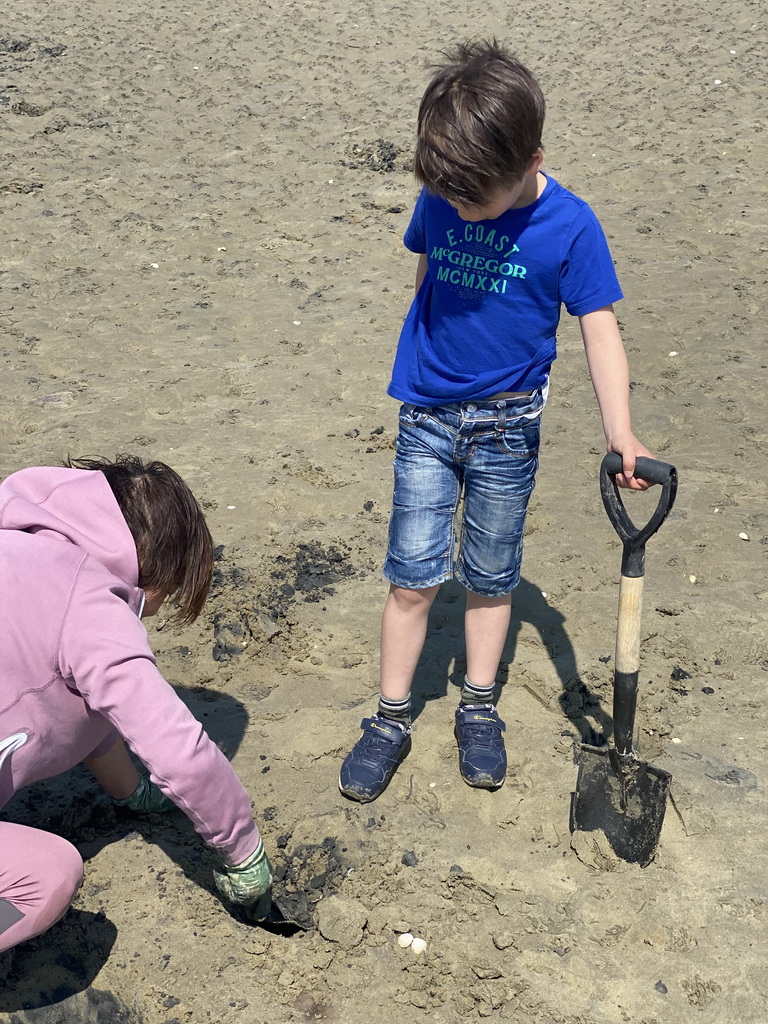 Miaomiao and Max looking for seashells at the beach at the south side of the Grevelingendam