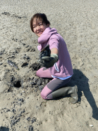 Miaomiao looking for seashells at the beach at the south side of the Grevelingendam
