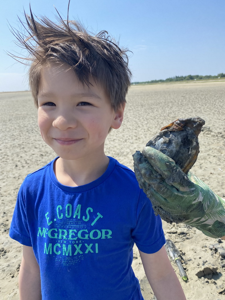 Max with a seashell at the beach at the south side of the Grevelingendam