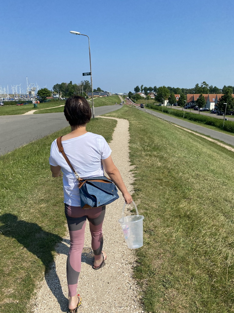 Miaomiao with a bucket at the Hageweg street