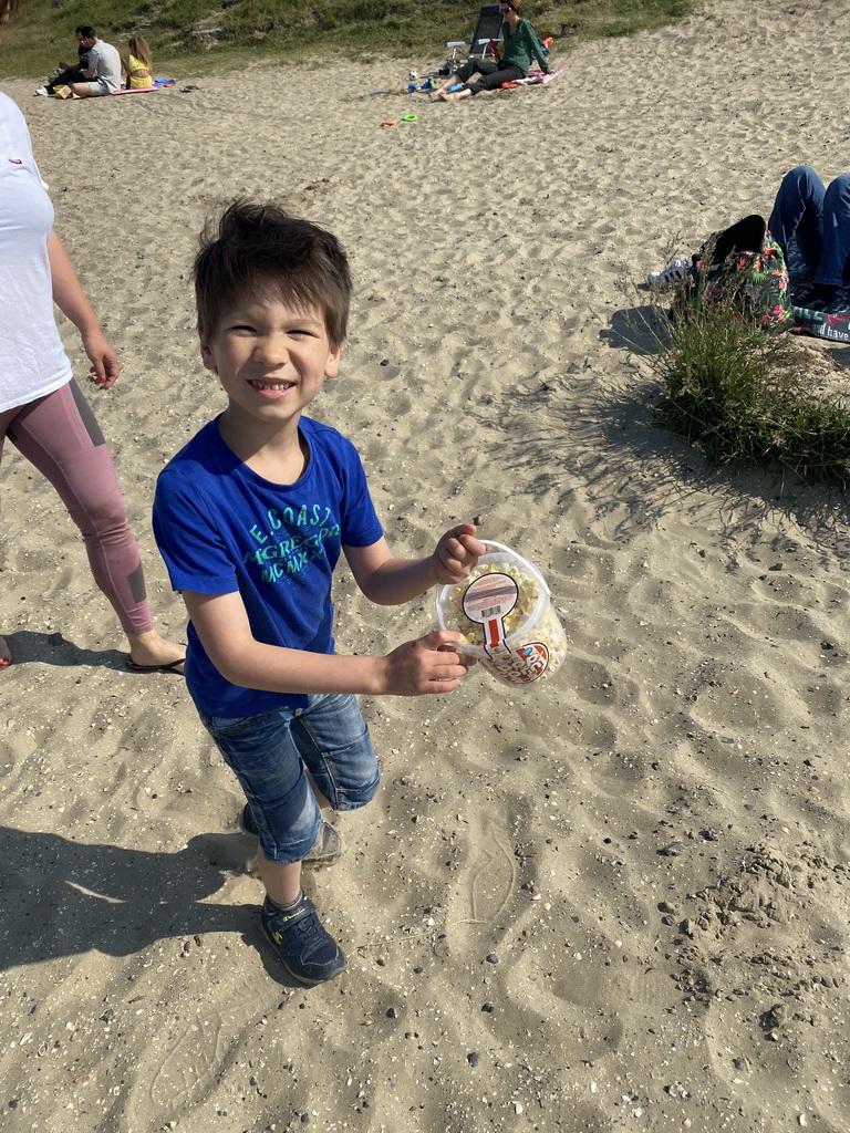 Max with popcorn at the Grevelingen Strand beach
