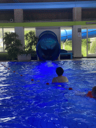 Miaomiao and Max on the slide at the large pool at the swimming pool at Holiday Park AquaDelta