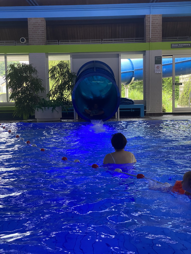 Miaomiao and Max on the slide at the large pool at the swimming pool at Holiday Park AquaDelta