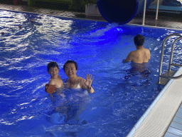 Miaomiao and Max at the large pool at the swimming pool at Holiday Park AquaDelta