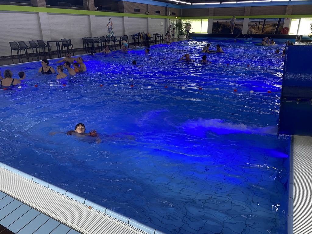 Max at the large pool at the swimming pool at Holiday Park AquaDelta