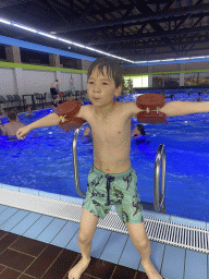 Max at the large pool at the swimming pool at Holiday Park AquaDelta