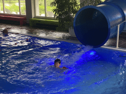 Max at the large pool at the swimming pool at Holiday Park AquaDelta