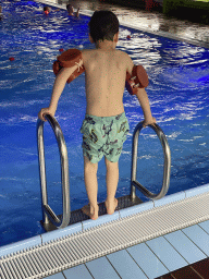 Max at the large pool at the swimming pool at Holiday Park AquaDelta