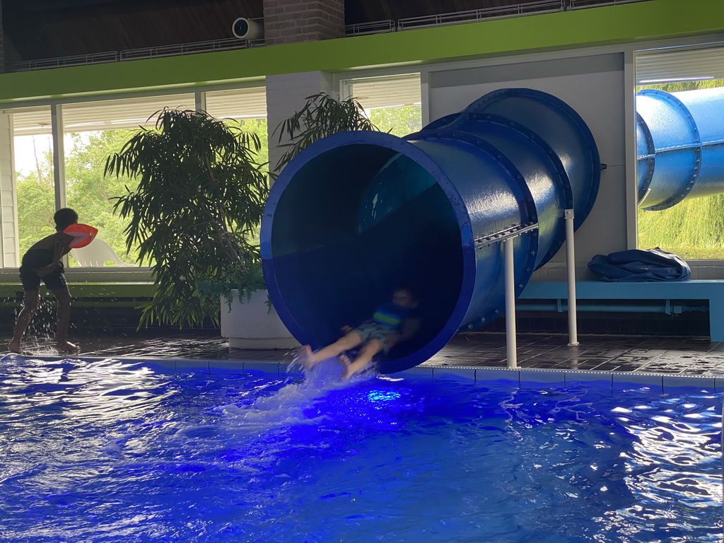 Max on the slide at the large pool at the swimming pool at Holiday Park AquaDelta