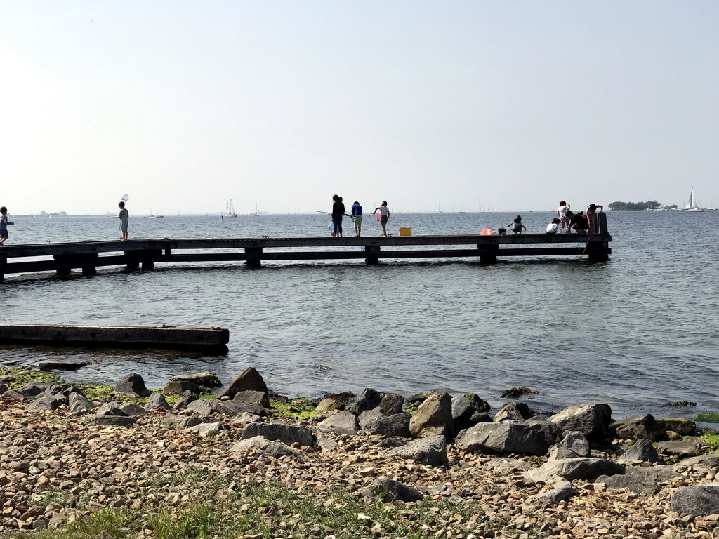 Miaomiao and other people catching crabs on a pier at the northwest side of the Grevelingendam